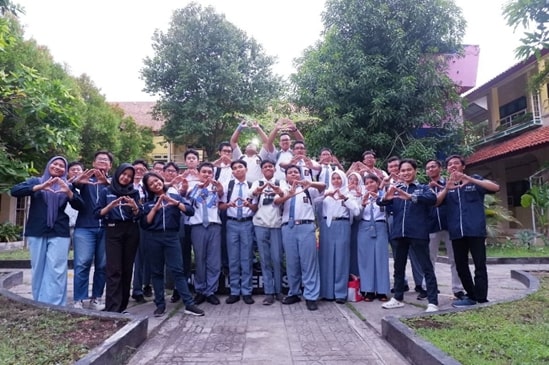 Foto bersama DNCC dan siswa SMAN 2 Semarang